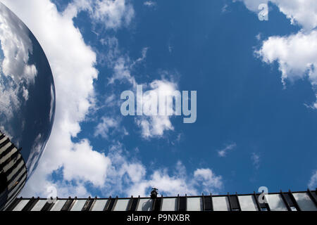 Reflète les nuages dans le ciel miroir à Nottingham Playhouse, Nottingham Nottinghamshire England UK Banque D'Images