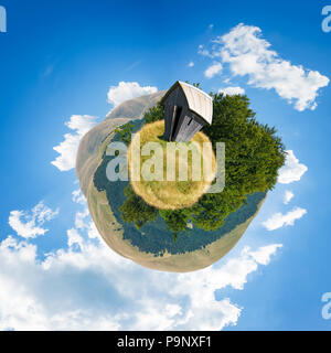 Bûcher sur petite planète panorama sphérique. belle campagne concept avec une vue à 360°. bâtiment abandonné sur une prairie entre la forêt à l'al. Banque D'Images