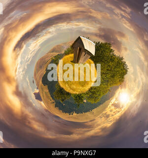 Bûcher sur petite planète panorama sphérique au coucher du soleil. Belle campagne concept avec une vue à 360°. bâtiment abandonné sur une prairie parmi les f Banque D'Images