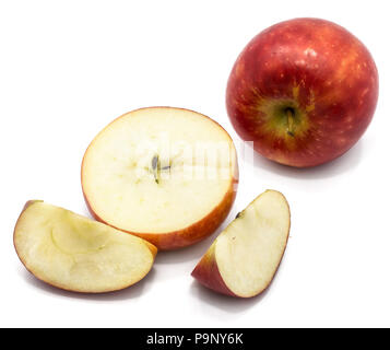 Tranches de pommes Kanzi, toute une section, la moitié, deux tranches, isolé sur fond blanc Banque D'Images