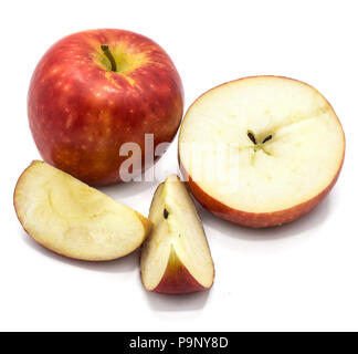 Tranches de pommes Kanzi, toute une section, la moitié, deux tranches, isolé sur fond blanc Banque D'Images