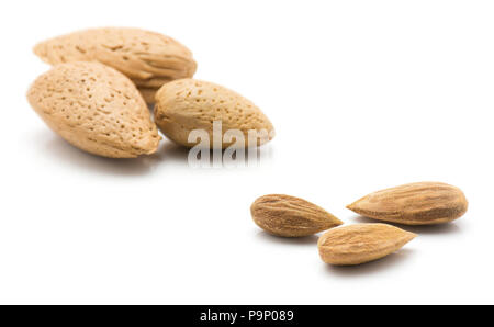 Trois amandes décortiqués et tas de l'unshelled isolé sur fond blanc Banque D'Images