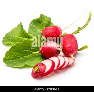 Trois ampoules de radis rouge sur les feuilles vert frais, tranchés autour des cercles, isolé sur fond blanc Banque D'Images