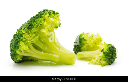 Le brocoli vapeur isolé sur fond blanc deux pièces Banque D'Images