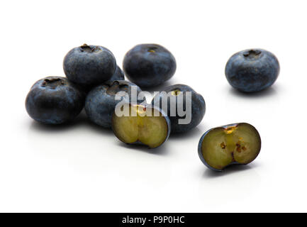 Bog blueberry heap isolé sur fond blanc Banque D'Images