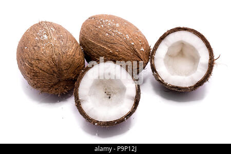 Deux ensemble de coco et deux moitiés de noix de coco fêlé isolé sur fond blanc Banque D'Images