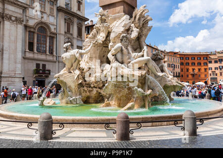 La fontaine des Quatre Fleuves (Fontana dei Quattro Fiumi) à Piazza Navona, Rome, Italie. Banque D'Images