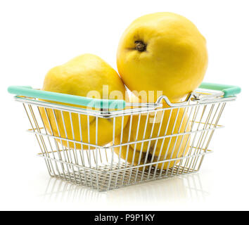 Trois de coing jaune panier isolé sur fond blanc frais crus Banque D'Images