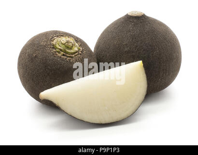 Deux ampoules de radis noir une coupe isolé sur fond blanc Banque D'Images