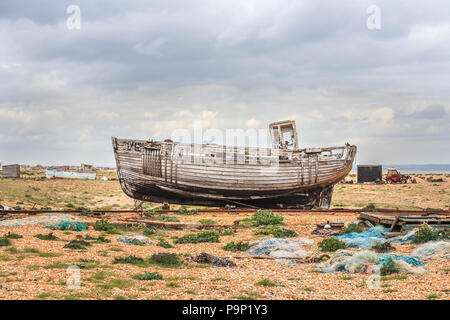 Coque de pourriture, de désintégration de bateau de pêche en bois en train de s'effondrer sur l'estran de la plage de galets à Dungeness, Shepway district, Kent Banque D'Images