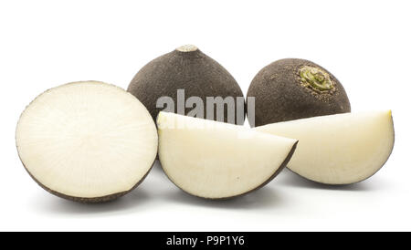 Tranches de radis noir isolé sur fond blanc pile deux bulbes entiers l'un des deux et deux tranches Banque D'Images