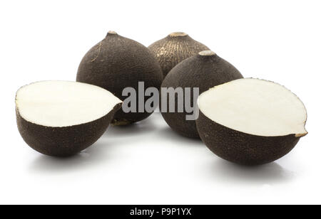 Trois radis noir ampoules et deux moitiés isolé sur fond blanc Banque D'Images