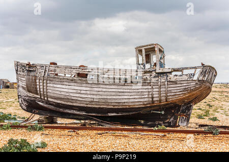 Coque de pourriture, de désintégration de bateau de pêche en bois en train de s'effondrer sur l'estran de la plage de galets à Dungeness, Shepway district, Kent Banque D'Images