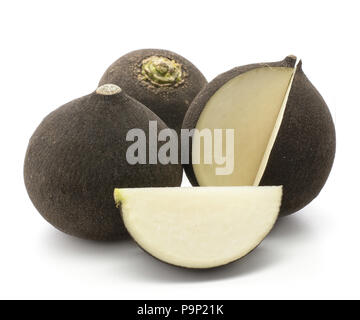 Un radis noir en coupe d'une tranche et deux ampoules entier isolé sur fond blanc Banque D'Images