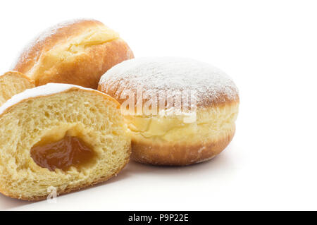 Donuts (Sufganiyah) avec confiture d'abricot isolé sur fond blanc avec des petits sucre powered Banque D'Images