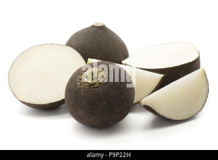 Tranches de radis noir isolé sur fond blanc pile deux bulbes entiers frais un réduit de moitié et deux tranches Banque D'Images