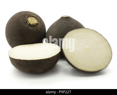 Le radis noir en rondelles et deux ampoules isolé sur fond blanc l'un réduit de moitié Banque D'Images