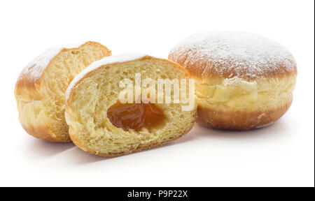 Deux beignes (Sufganiyah) une coupe dans la moitié avec confiture d'abricot isolé sur fond blanc avec des petits sucre powered Banque D'Images