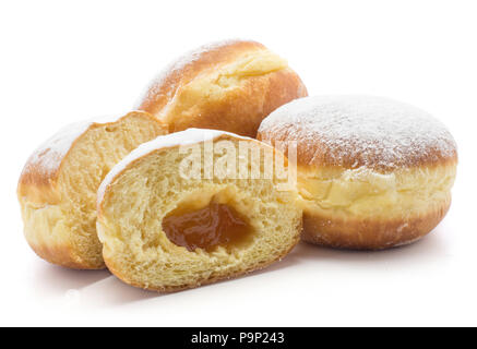 Trois beignes (Sufganiyah) une coupe dans la moitié avec confiture d'abricot isolé sur fond blanc avec des petits sucre powered Banque D'Images