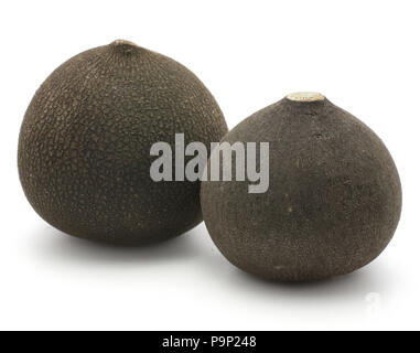 Deux ampoules de radis noir frais isolé sur fond blanc Banque D'Images