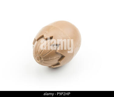 Un œuf en chocolat isolé sur fond blanc Banque D'Images