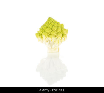 Chou-fleur Romanesco vert un morceau isolé sur fond blanc Banque D'Images