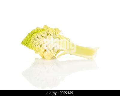 Chou-fleur Romanesco vert tranche morceau isolé sur fond blanc l'article la moitié Banque D'Images