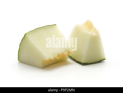 Deux morceaux de melon Piel de Sapo (Santa Claus Noël variété) isolé sur fond blanc rayé vert écorce externe Banque D'Images