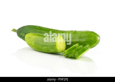 L'un des green mini concombre avec demi et trois tranches isolé sur fond blanc Banque D'Images