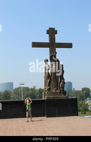 Croix en face de l'Église de Tous les Saints, Yekaterinburg, Russie, le site où le dernier Tsar Nicolas II et sa famille ont été exécutés Banque D'Images