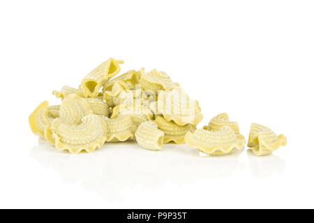 Pasta Creste di Gallo heap épinards matières isolé sur fond blanc Banque D'Images