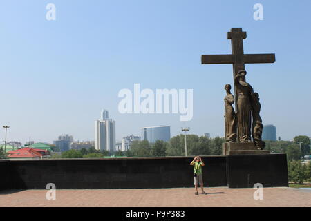 Croix en face de l'Église de Tous les Saints, Yekaterinburg, Russie, le site où le dernier Tsar Nicolas II et sa famille ont été exécutés Banque D'Images