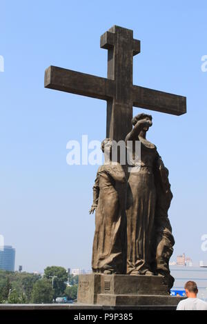 Croix en face de l'Église de Tous les Saints, Yekaterinburg, Russie, le site où le dernier Tsar Nicolas II et sa famille ont été exécutés Banque D'Images