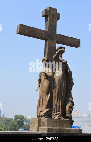 Croix en face de l'Église de Tous les Saints, Yekaterinburg, Russie, le site où le dernier Tsar Nicolas II et sa famille ont été exécutés Banque D'Images