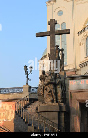 Croix en face de l'Église de Tous les Saints, Yekaterinburg, Russie, le site où le dernier Tsar Nicolas II et sa famille ont été exécutés Banque D'Images