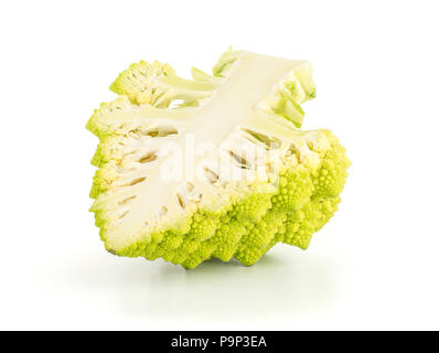 Un demi chou-fleur Romanesco vert isolé sur fond blanc l'article tranche Banque D'Images