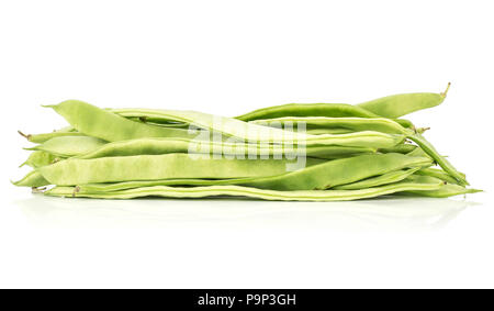 Haricots verts plat heap isolé sur fond blanc Banque D'Images