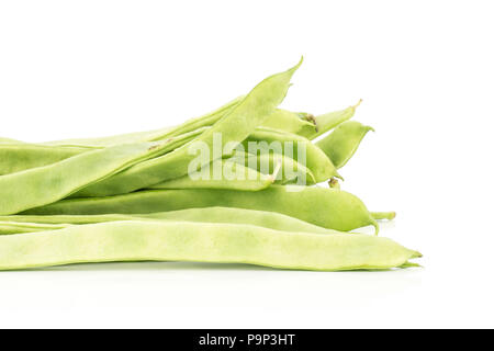 Haricots verts plat pile isolé sur fond blanc Banque D'Images