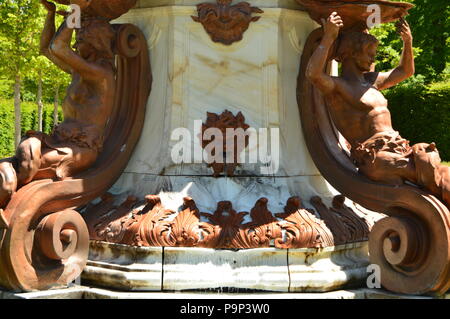 Belle fontaine avec la bouche de l'eau dans le casting de Neptune de beaux jardins de la ferme. L'histoire de l'art de la biologie. 19 juin, 2018. La Granja Segovia Banque D'Images