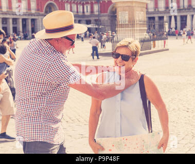 Couple de touristes Senior ayant perdu un argument tout en utilisant une carte dans la plaza Mayor madrid lors d'un voyage en europe en couple de retraités vacances et voyages d Banque D'Images