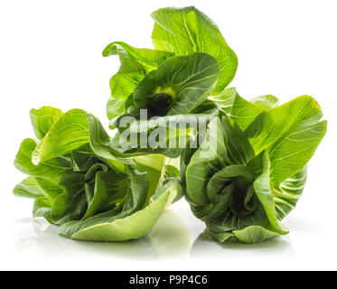 Le Bok choy (Pak choi) trois choux vert flowerlike avec feuilles isolées sur fond blanc brut frais Banque D'Images