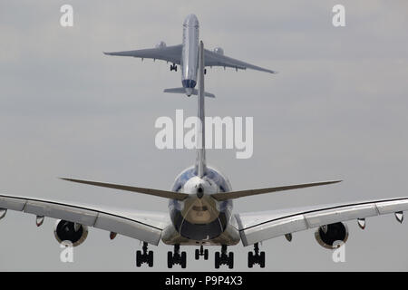 Deux avions à réaction civils produit par Airbus - A380 et A350 prendre part à Farnborough International Airshow 2014 près de Londres, Royaume-Uni. Banque D'Images