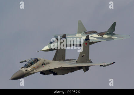 Sukhoi T-50 et Sukhoi Su-30MK des avions de combat de la Force aérienne russe volent en formation à l'International de l'aéronautique MAKS-2013 près de Joukovski, Russie Banque D'Images