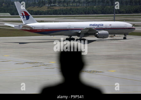 Le Boeing 777-200 de Malaysia Airlines photographié par le verre à l'Aéroport International de Kuala Lumpur, Malaisie. Banque D'Images