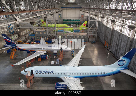 Les avions à réaction civils d'Alrosa, Aeroflot Russian Airlines et S7 Airlines sur la photo à l'intérieur de la S7 Installation de maintenance Ingénierie situé à Domodedovo Banque D'Images