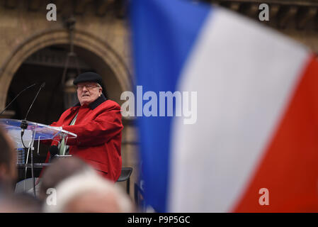 Le 1 mai, 2017 - Paris, France : Le fondateur du Front National (FN) Jean-Marie Le Pen prononce un discours devant la statue de Jeanne d'Arc. Le fondateur du FN, Jean-Marie Le Pen, prononcez un discours devant la statue de Jeanne d'Arc lors du défilé du 1er mai. *** FRANCE / PAS DE VENTES DE MÉDIAS FRANÇAIS *** Banque D'Images