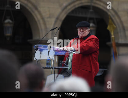 Le 1 mai, 2017 - Paris, France : Le fondateur du Front National (FN) Jean-Marie Le Pen prononce un discours devant la statue de Jeanne d'Arc. Le fondateur du FN, Jean-Marie Le Pen, prononcez un discours devant la statue de Jeanne d'Arc lors du défilé du 1er mai. *** FRANCE / PAS DE VENTES DE MÉDIAS FRANÇAIS *** Banque D'Images