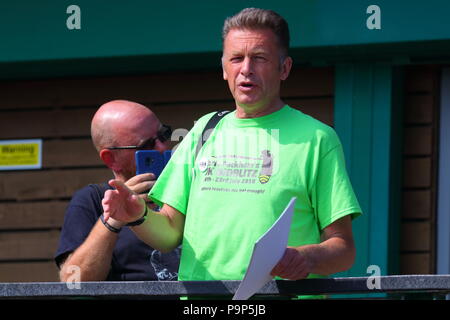Chris Packham prononce un discours lors d'une visite à l'RSPB Fairburn Ings sur son Bioblitz d' Banque D'Images