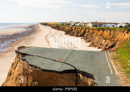 Une route côtière à Skipsea Ulrome entre et sur la côte Est, près de Yorkshires Skipsea, UK. La côte est composé d'argiles, boulder doux très vulnérables à l'érosion côtière. Cette section de la côte, s'est érodée depuis l'époque romaine, avec de nombreux villages ayant disparu dans la mer, et est le plus rapide de la côte d'érosion en Europe. Le changement climatique est l'accélération de l'érosion, avec la montée du niveau de la mer, l'augmentation du temps orageux et augmenté les fortes pluies, qui jouent tous leur part. Banque D'Images