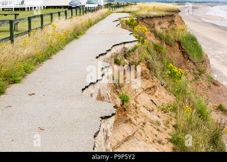 Une route côtière à Barmston sur la côte Est, près de Yorkshires Skipsea, UK. La côte est composé d'argiles, boulder doux très vulnérables à l'érosion côtière. Cette section de la côte, s'est érodée depuis l'époque romaine, avec de nombreux villages ayant disparu dans la mer, et est le plus rapide de la côte d'érosion en Europe. Le changement climatique est l'accélération de l'érosion, avec la montée du niveau de la mer, l'augmentation du temps orageux et augmenté les fortes pluies, qui jouent tous leur part. Banque D'Images